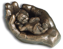 Skulptur "In seiner Hand" - bronzefarben