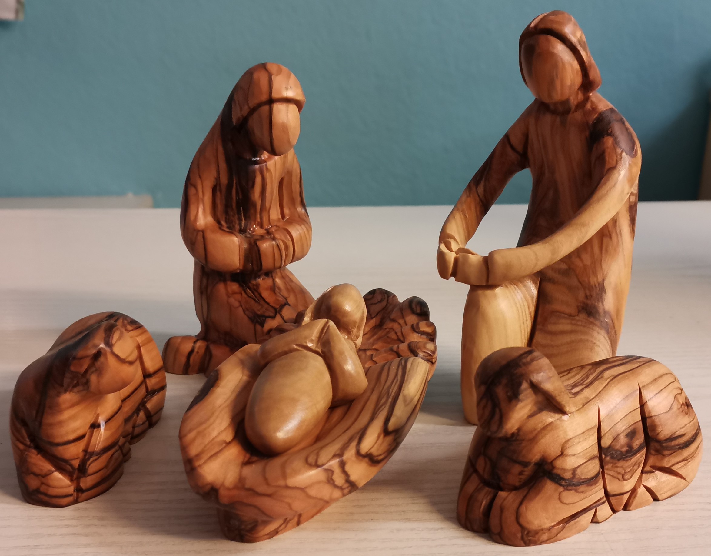 MariaHolyFamiliy12cm Olivenholzfigur:  Maria, Josef und Kind mit 2 Schafen, ca. 12 cm