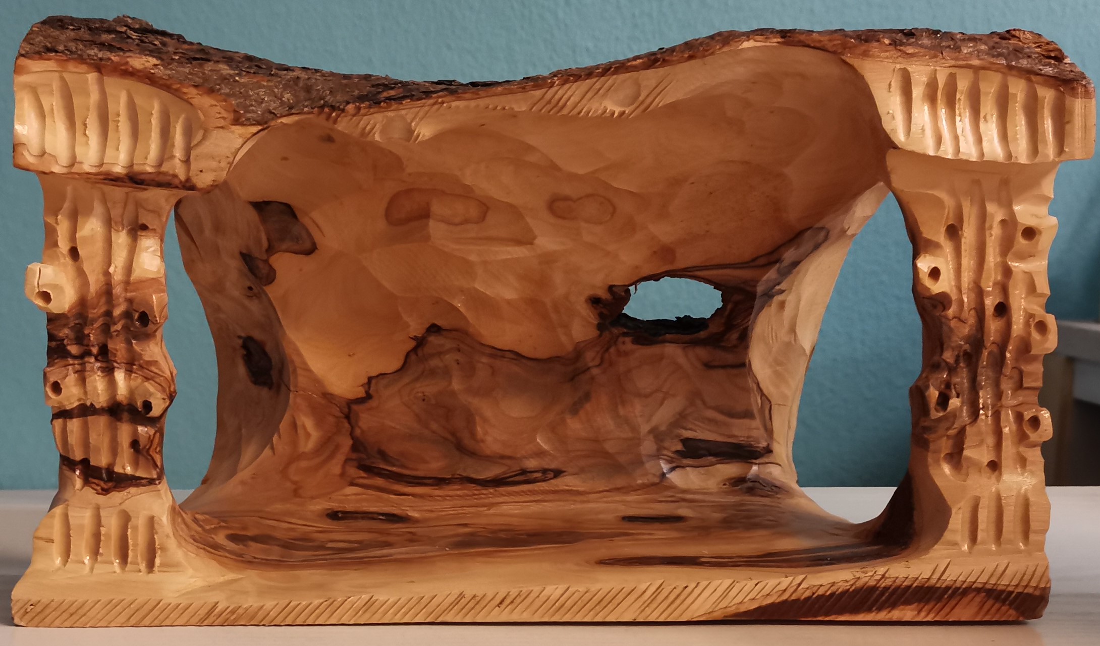 HohleKrippe17cm Rustikaler Stall für eine Krippe (ohne Figuren) aus Olivenholz