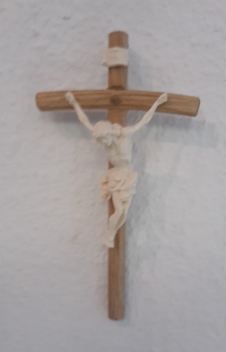 Holzkreuz natur mit Corpus auf gebogenen Balken