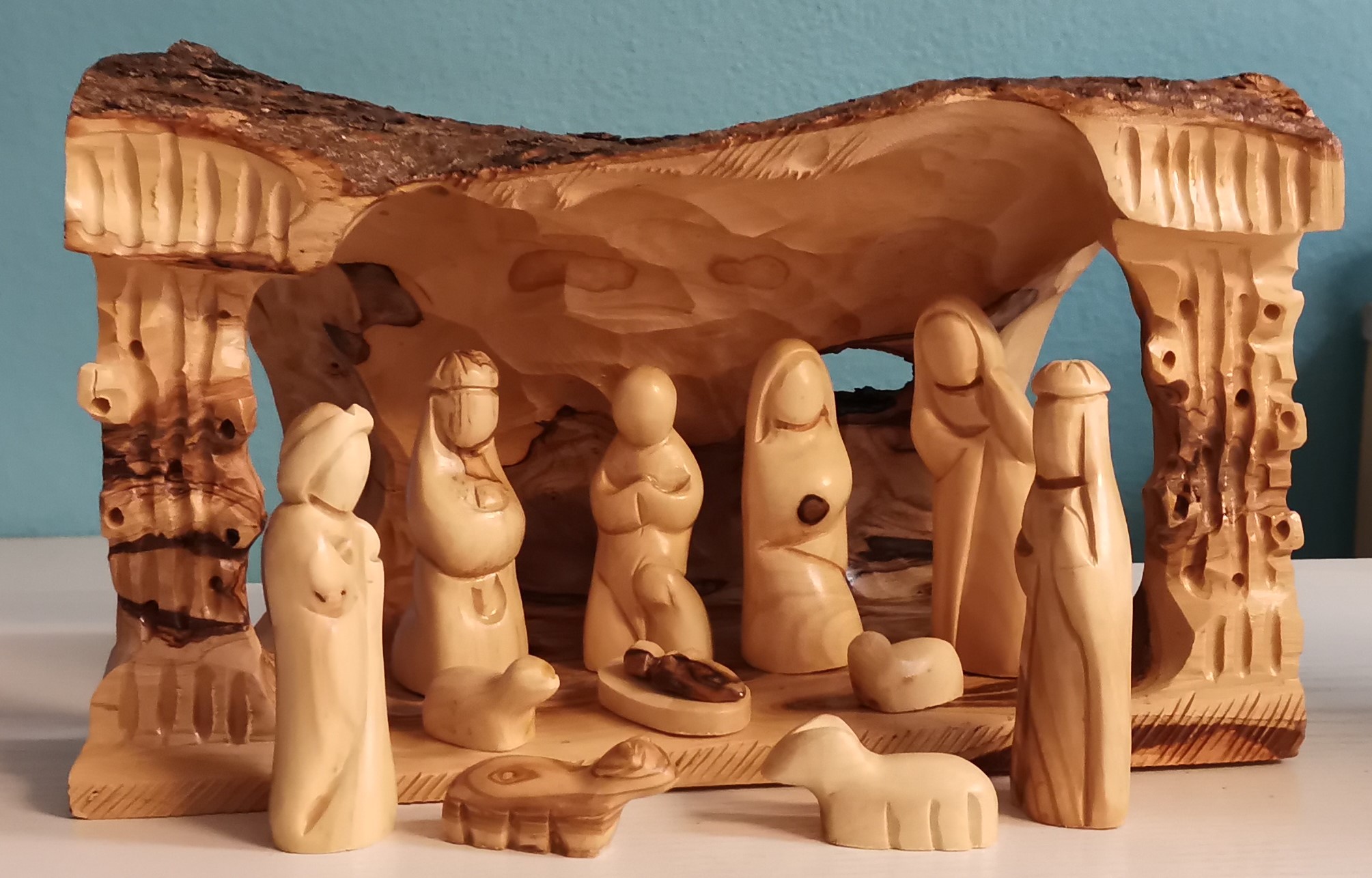 HohleFigurensetca11cm Krippenfiguren-Set mit rustikalem Stall, Olivenholz