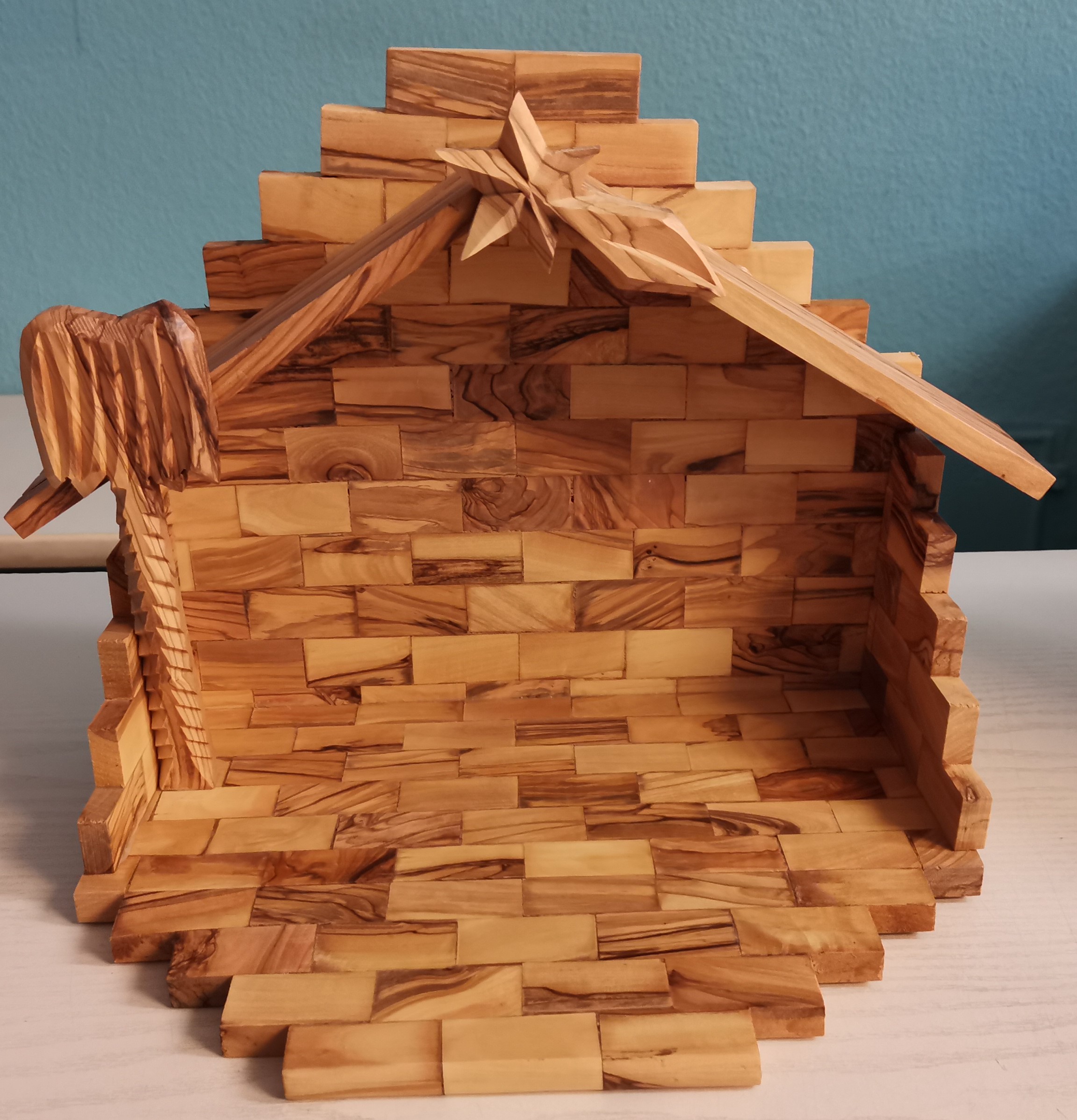 Stall mit klappbarer Fläche aus Olivenholz