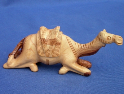 Olivenholz-Kamel, sitzend - ca. 16 cm breit