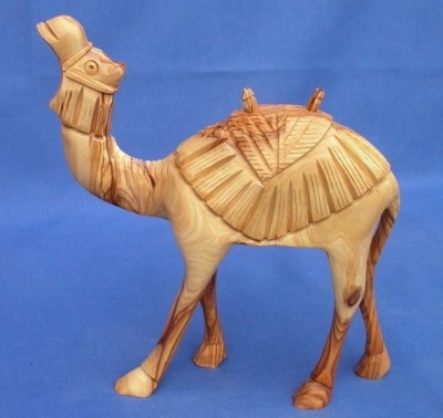 Olivenholz-Kamel mit Muster, stehend - ca. 16 cm