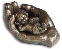 Skulptur "In seiner Hand" - bronzefarben
