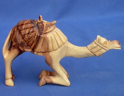 Olivenholz-Kamel mit Muster, aufstehend - ca. 11 cm
