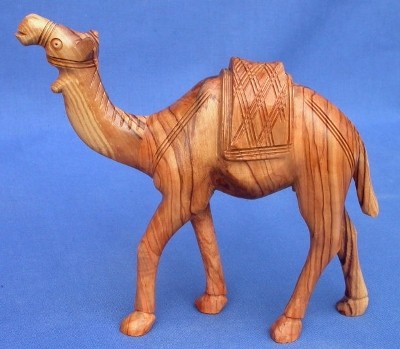 Olivenholz-Kamel mit Muster, stehend - ca. 20 cm